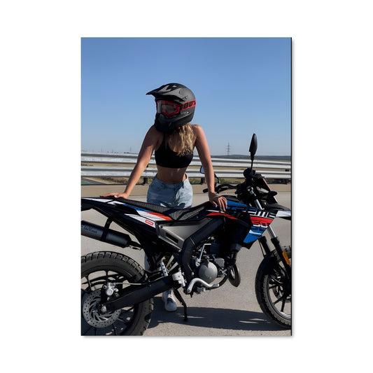 Poster Femme à Moto