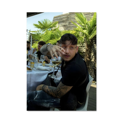 Poster À Table avec un Verre