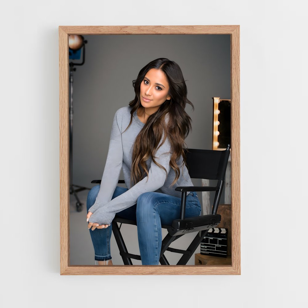 ap-shay mitchell-2 cadre Bois clair