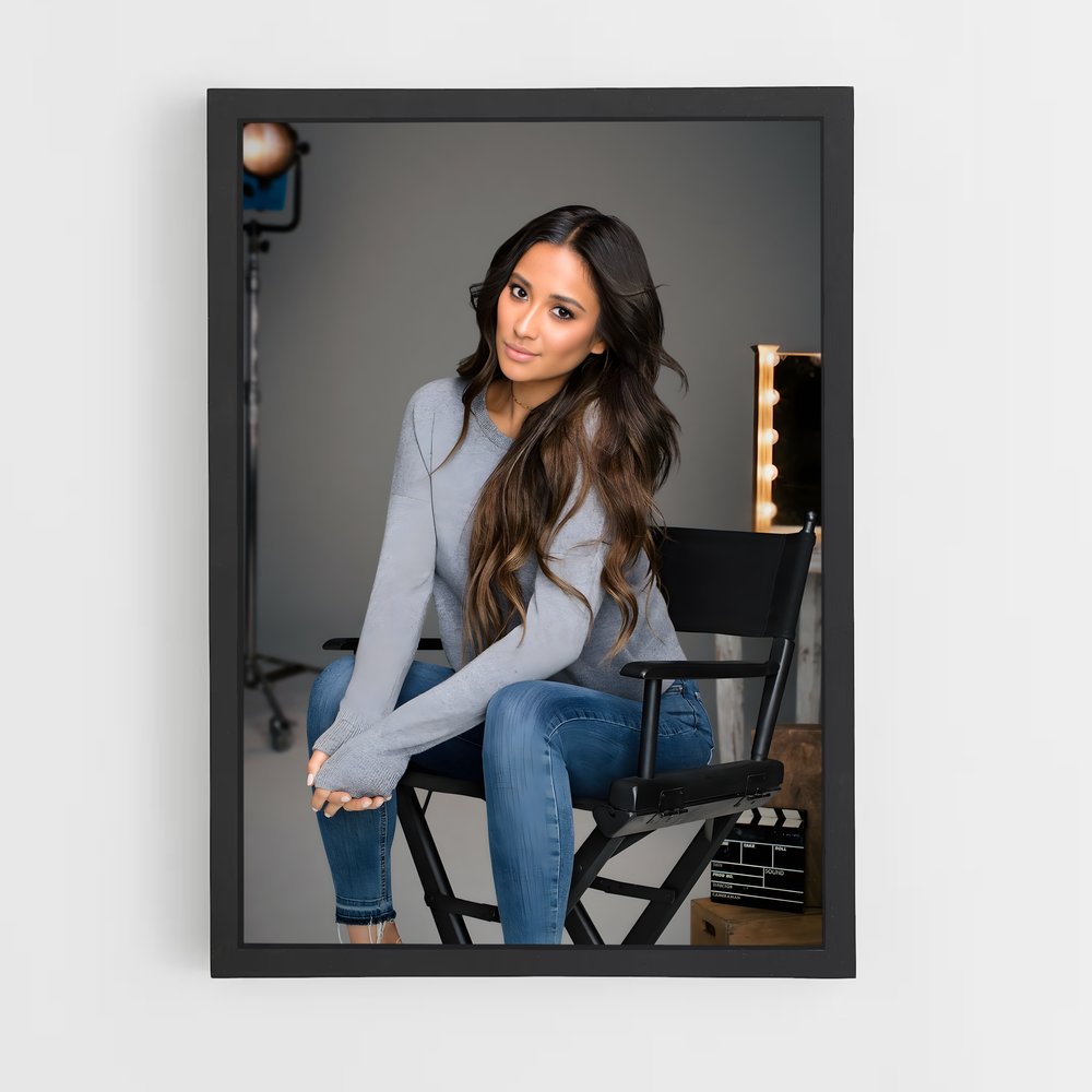 ap-shay mitchell-2 cadre Noir